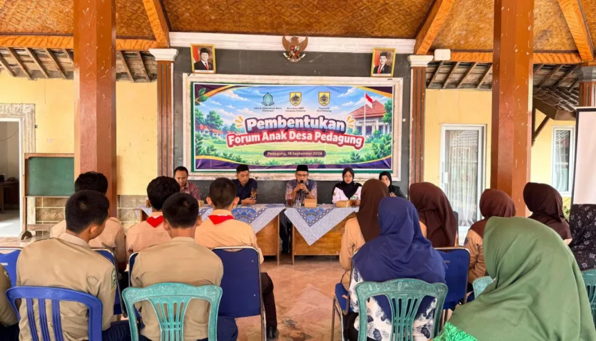 10 pelajar dari jenjang SMP dan SMA resmi dikukuhkan sebagai pengurus Forum Anak Desa Pedagung, Kecamatan Bantarbolang, Kabupaten Pemalang.(Foto: Prokompim Setda Pemalang)
