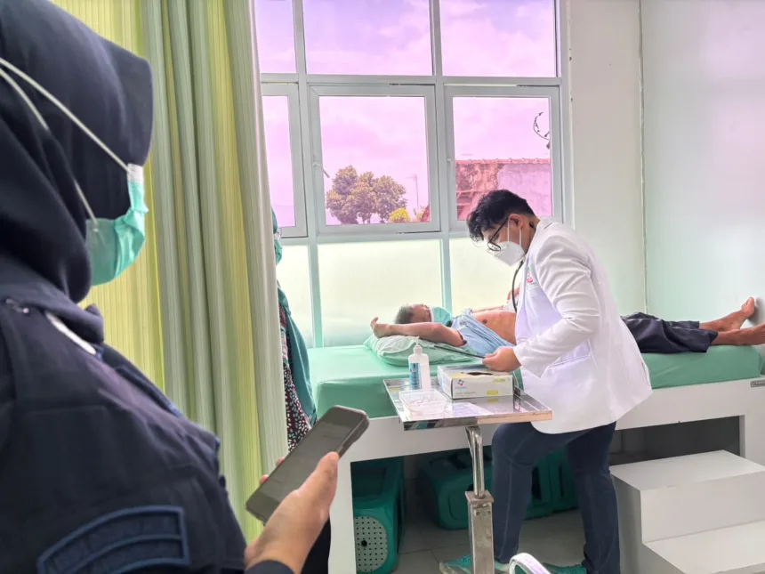 Rutan Banjarnegara merujuk warga binaan ke RSUD Hj. Anna Lasmanah setelah mengalami nyeri perut, pusing berputar, dan lemas.