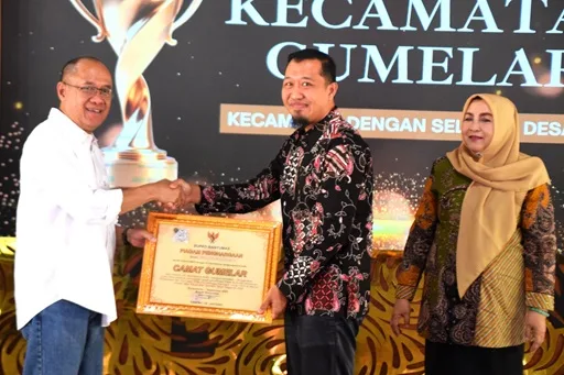Pemkab Banyumas memberikan apresiasi kepada masyarakat yang taat melunasi Pajak Bumi dan Bangunan Perdesaan dan Perkotaan (PBB-P2) secara tepat waktu melalui Gebyar Penghargaan Ketaatan Pembayaran PBB-P2 Tahun 2026.(Foto: Prokompim Setda Banyumas)