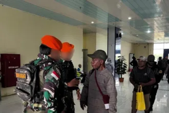 Personel TNI berhasil mengamankan Wakil Komandan Batalyon (Wadanyon) OPM Kodap 35 Bintang Timur, Abdon Kisamdu, saat tiba di Bandara Nop Goliat, Distrik Dekai, Kabupaten Yahukimo, Papua Pegunungan, Sabtu (19/9/2026).(Foto: tni.mil.id)