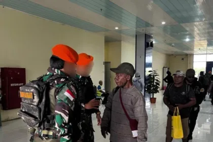 Personel TNI berhasil mengamankan Wakil Komandan Batalyon (Wadanyon) OPM Kodap 35 Bintang Timur, Abdon Kisamdu, saat tiba di Bandara Nop Goliat, Distrik Dekai, Kabupaten Yahukimo, Papua Pegunungan, Sabtu (19/9/2026).(Foto: tni.mil.id)