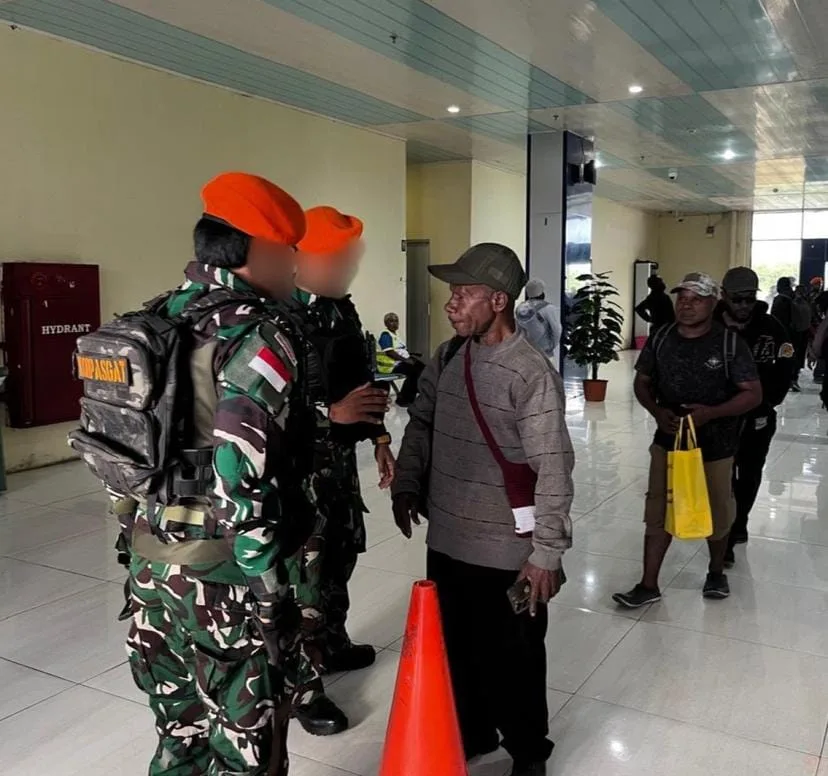 Personel TNI berhasil mengamankan Wakil Komandan Batalyon (Wadanyon) OPM Kodap 35 Bintang Timur, Abdon Kisamdu, saat tiba di Bandara Nop Goliat, Distrik Dekai, Kabupaten Yahukimo, Papua Pegunungan, Sabtu (19/9/2026).(Foto: tni.mil.id)