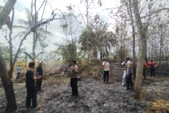 Petugas berhasil memadamkan api yang membakar lahan milik Pemerintah Kabupaten Banyumas di Desa Kalibagor, Kecamatan Kalibagor, Sabtu (19/9/2026) siang.(Foto: Polresta Banyumas)