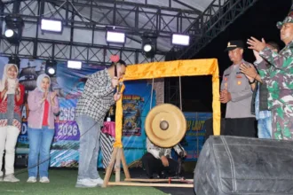 Plt. Bupati Pemalang Nurkholes secara resmi membuka kegiatan Pekan Raya Wong Pesisir Desa Asemdoyong Tahun 2026 di Lapangan Krida Bahari, Desa Asemdoyong, Sabtu (19/9/2026) malam.(Foto: Pemkab Pemalang)