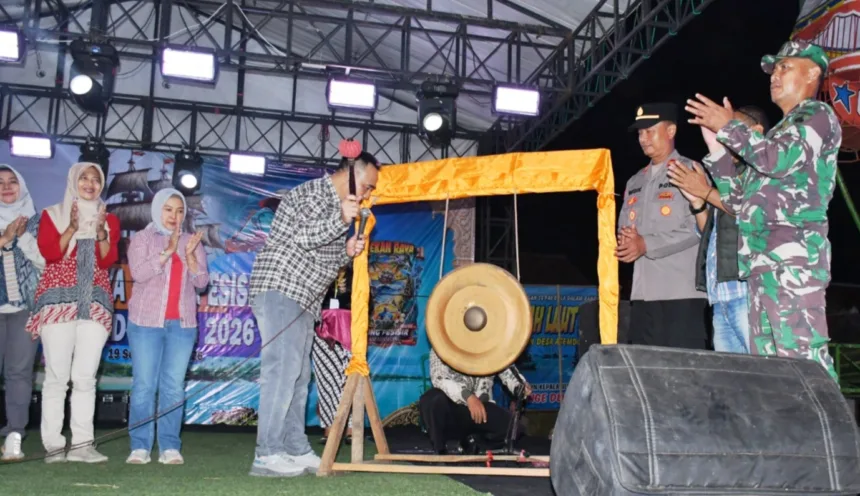 Plt. Bupati Pemalang Nurkholes secara resmi membuka kegiatan Pekan Raya Wong Pesisir Desa Asemdoyong Tahun 2026 di Lapangan Krida Bahari, Desa Asemdoyong, Sabtu (19/9/2026) malam.(Foto: Pemkab Pemalang)