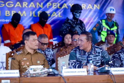 Sebanyak 407 ton solar diamankan TNI AL dari SPOB Nurfaizah 03 di perairan Semarang. Ahmad Luthfi meminta penindakan BBM ilegal tidak mengganggu usaha nelayan.
