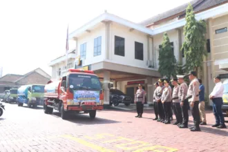 Krisis air bersih melanda Desa Kebutuhjurang, Banjarnegara. Polres Banjarnegara mengirim 25 ribu liter air menggunakan lima truk tangki untuk warga.