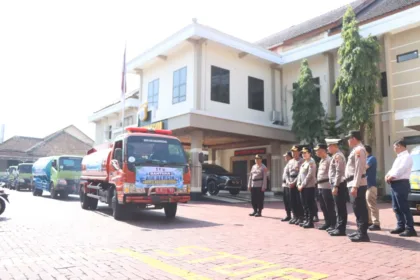 Krisis air bersih melanda Desa Kebutuhjurang, Banjarnegara. Polres Banjarnegara mengirim 25 ribu liter air menggunakan lima truk tangki untuk warga.