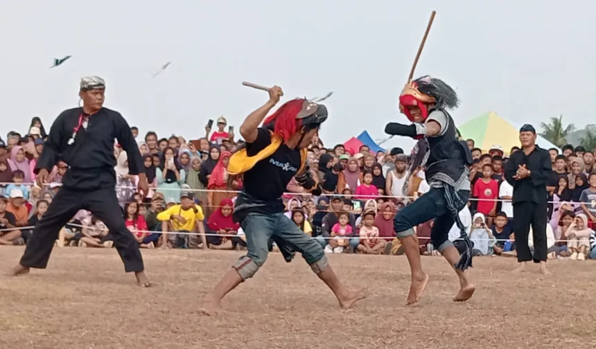 Tradisi Ujungan Gumelem digelar di Desa Gumelem Wetan, Banjarnegara. Ribuan warga menyaksikan ritual turun-temurun sebagai ikhtiar memohon hujan