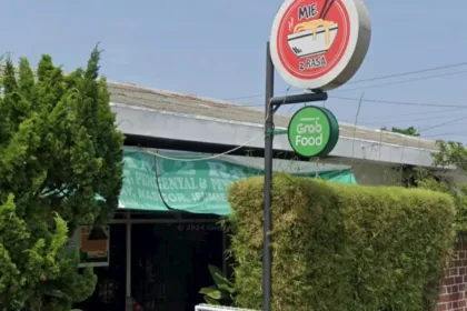 Mie Dua Rasa, destinasi kuliner legendaris yang berlokasi strategis di depan Mess Stasiun Cilacap. (Foto: Google Street View)