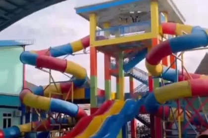 Sentul Waterpark & Hall menghadirkan kolam renang indoor di Cilacap, memungkinkan pengunjung berenang dengan nyaman tanpa khawatir panas matahari. (Foto: TikTok @sentul.waterpark)