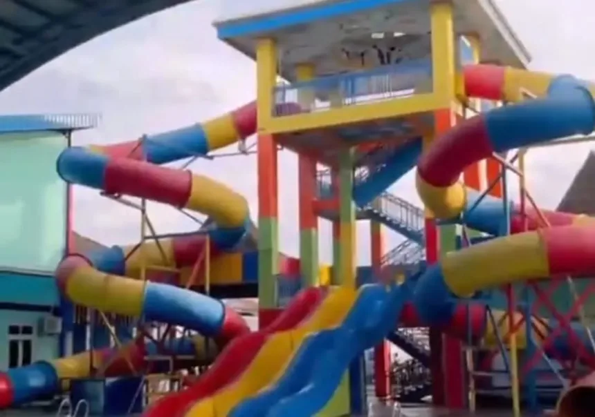 Sentul Waterpark & Hall menghadirkan kolam renang indoor di Cilacap, memungkinkan pengunjung berenang dengan nyaman tanpa khawatir panas matahari. (Foto: TikTok @sentul.waterpark)