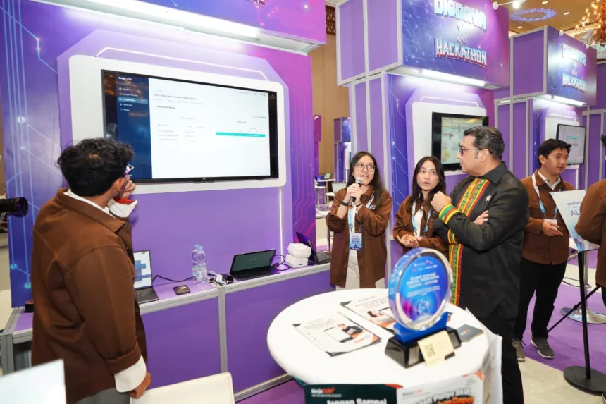 Menteri Ekonomi Kreatif/Kepala Badan Ekonomi Kreatif (Ekraf), Teuku Riefky Harsya meninjau salah satu stan pada Festival Ekonomi Keuangan Digital Indonesia & Indonesia Fintech Summit and Expo (FEKDI x IFSE) 2026 di Jakarta International Convention Center (JICC), Jakarta.(Foto: ekraf.go.id)