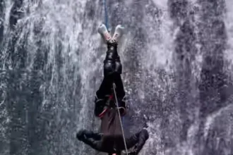 Rekomendasi open trip canyoning dan rappelling di Curug Klapa Banyumas saat libur Lebaran 2026. (Foto: TikTok @tripkelilingbaturraden)