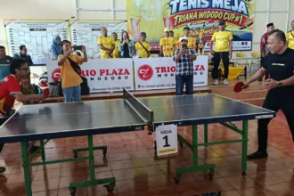 Ketua DPD II Partai Golkar Wonosobo, Triana Widodo (kanan), saat ikut bermain tenis meja di Gedung Golkar setempat.
