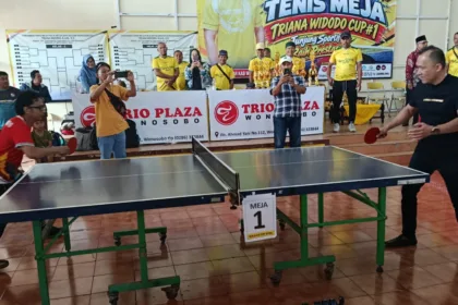 Ketua DPD II Partai Golkar Wonosobo, Triana Widodo (kanan), saat ikut bermain tenis meja di Gedung Golkar setempat.