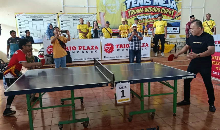 Ketua DPD II Partai Golkar Wonosobo, Triana Widodo (kanan), saat ikut bermain tenis meja di Gedung Golkar setempat.