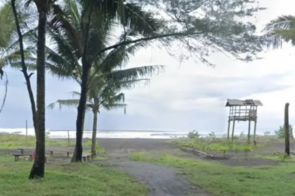 Pemandangan akses jalan pedesaan yang asri menuju kawasan Pantai Wagir Indah di Kecamatan Adipala, Cilacap. (Foto: Google Street View)