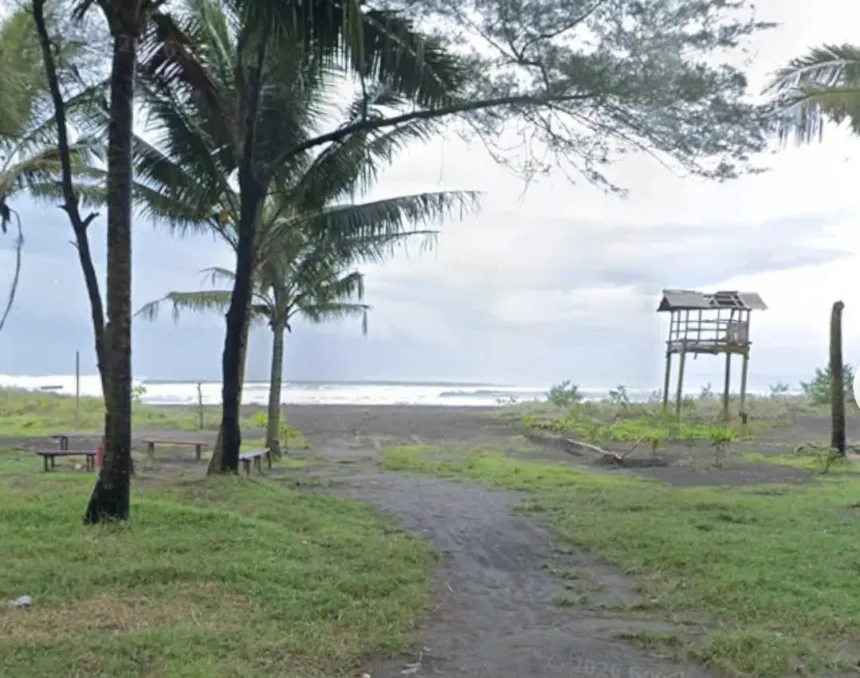 Pemandangan akses jalan pedesaan yang asri menuju kawasan Pantai Wagir Indah di Kecamatan Adipala, Cilacap. (Foto: Google Street View)
