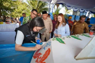 Peresmian lukisan pada kapal nelayan yang dihadiri langsung oleh Wakil Menteri Ekonomi Kreatif/Wakil Kepala Badan Ekonomi Kreatif (Wamen Ekraf), Irene Umar, di Pelabuhan Perikanan Bastiong, Ternate.(Foto: ekraf.go.id)