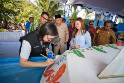 Peresmian lukisan pada kapal nelayan yang dihadiri langsung oleh Wakil Menteri Ekonomi Kreatif/Wakil Kepala Badan Ekonomi Kreatif (Wamen Ekraf), Irene Umar, di Pelabuhan Perikanan Bastiong, Ternate.(Foto: ekraf.go.id)