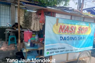 Suasana warung Nasi Sop Tenda Biru Mbah Wongso yang strategis di depan RS Santa Maria Cilacap. (Sumber: TikTok @ownernasisoptendabiru1)