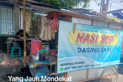 Suasana warung Nasi Sop Tenda Biru Mbah Wongso yang strategis di depan RS Santa Maria Cilacap. (Sumber: TikTok @ownernasisoptendabiru1)