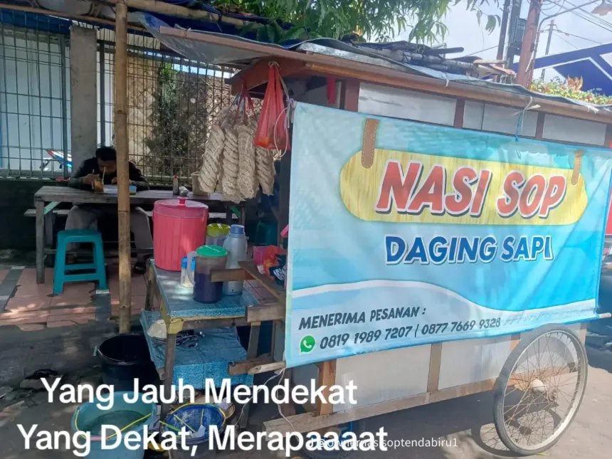 Suasana warung Nasi Sop Tenda Biru Mbah Wongso yang strategis di depan RS Santa Maria Cilacap. (Sumber: TikTok @ownernasisoptendabiru1)
