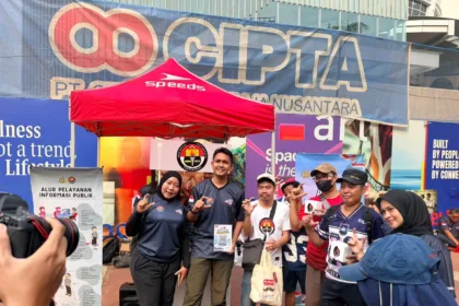 Divisi Humas Polri turun langsung ke tengah arena CFD untuk menggelar sosialisasi edukatif dalam rangka memperingati Hari Hak untuk Tahu Sedunia 2026.(Foto: humas.polri.go.id)