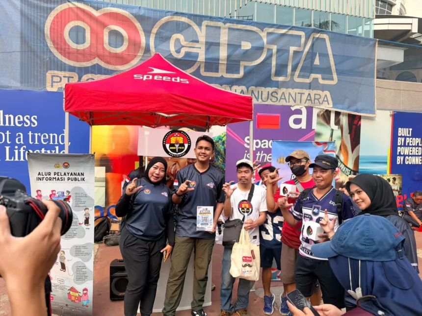 Divisi Humas Polri turun langsung ke tengah arena CFD untuk menggelar sosialisasi edukatif dalam rangka memperingati Hari Hak untuk Tahu Sedunia 2026.(Foto: humas.polri.go.id)