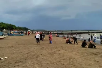 Pantai Teluk Penyu, destinasi liburan favorit wisawatan lokal maupun luar daerah di Cilacap. (Foto: TikTok @pantai.teluk.penyu)