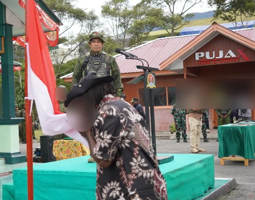 Empat anggota kelompok bersenjata Organisasi Papua Merdeka (OPM) resmi meletakkan senjata dan menyatakan kembali ke pangkuan Negara Kesatuan Republik Indonesia.(Foto: tni.mil.id)