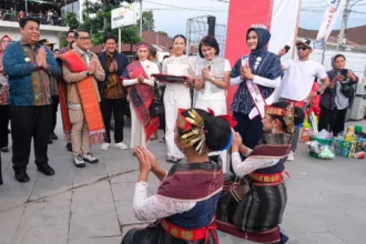 Menteri Ekonomi Kreatif Teuku Riefky Harsya hadiri Toba Caldera Culture Festival (TCCF) 2026 di Waterfront Pangururan, Sumatera Utara.(Foto: Biro Komunikasi Kementerian Ekonomi Kreatif/Badan Ekonomi kreatif)