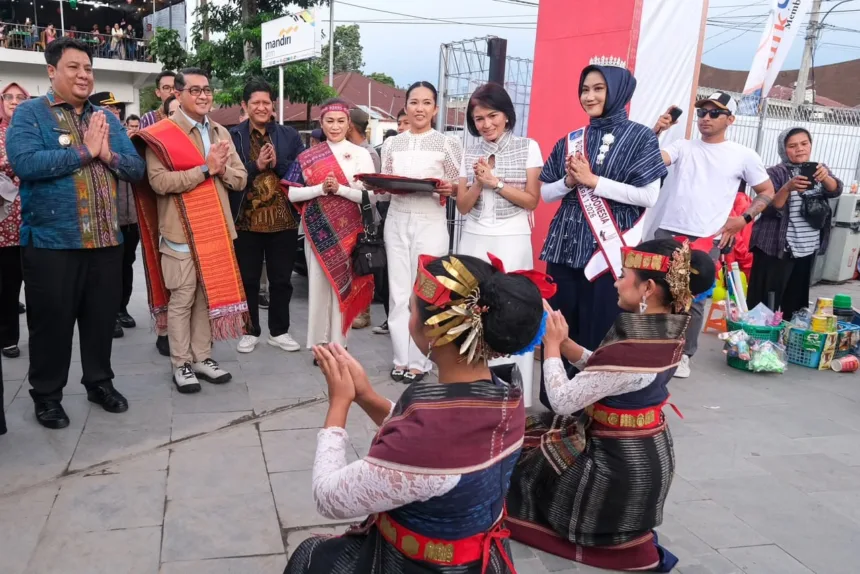 Menteri Ekonomi Kreatif Teuku Riefky Harsya hadiri Toba Caldera Culture Festival (TCCF) 2026 di Waterfront Pangururan, Sumatera Utara.(Foto: Biro Komunikasi Kementerian Ekonomi Kreatif/Badan Ekonomi kreatif)