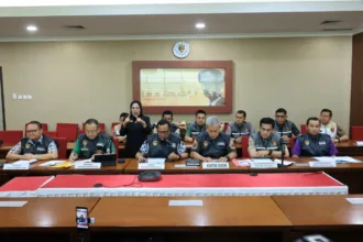 Kortastipidkor Polri resmi menetapkan Bupati Gowa, HT, sebagai tersangka kasus dugaan korupsi berupa pemerasan, pungutan liar, gratifikasi, dan tindak pidana pencucian uang (TPPU) terkait pengurusan perizinan di Kabupaten Gowa, Sulawesi Selatan, periode 2025–2026.(Foto: humas.polri.go.id)