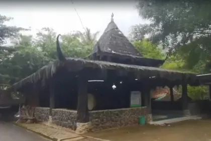 Penampakan masjid unik yang berada di Ponpes Alif Baa Bawang Banjarnegara. (Foto: dok Mercusuarnews.co).