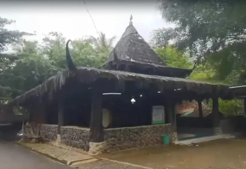 Penampakan masjid unik yang berada di Ponpes Alif Baa Bawang Banjarnegara. (Foto: dok Mercusuarnews.co).