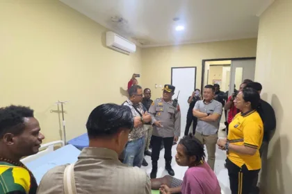 Suasana haru mewarnai penyerahan Demerina Uwamang kepada pihak keluarga di Timika.(Foto: humas.polri.go.id)