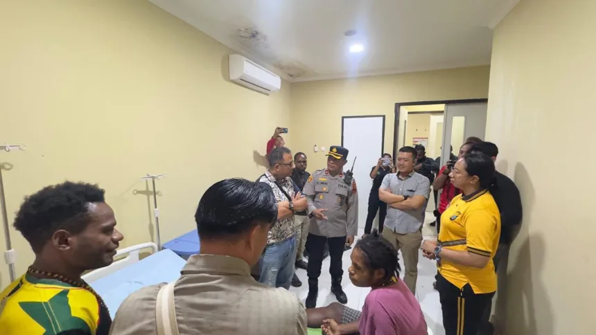 Suasana haru mewarnai penyerahan Demerina Uwamang kepada pihak keluarga di Timika.(Foto: humas.polri.go.id)