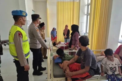 Sejumlah siswa yang diduga keracunan MBG saat mendapatkan penanganan tim kesehatan