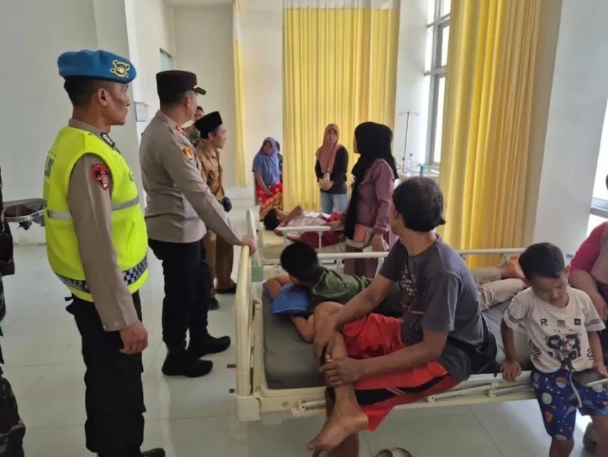 Sejumlah siswa yang diduga keracunan MBG saat mendapatkan penanganan tim kesehatan