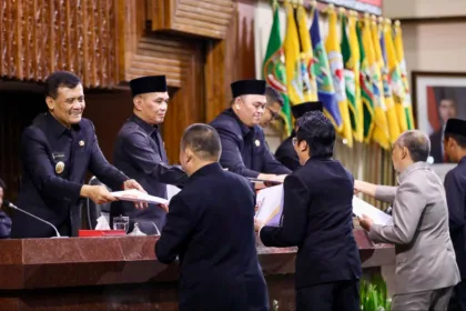 Gubernur saat penyerahan Perubahan APBD Jateng tahun anggaran 2026
