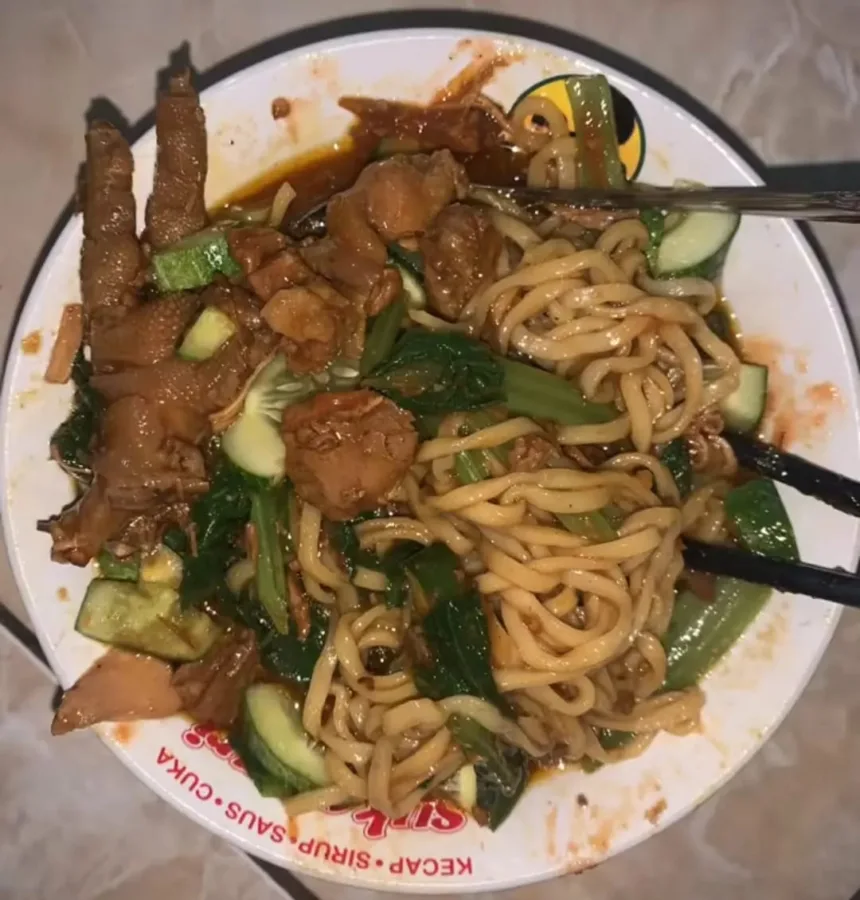 Semangkuk Mie Ayam Pak No di Karangmangu, Kroya Cilacap. (Foto: TikTok @mieayampaknokarangmangu)