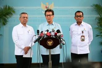 Menteri Kesehatan (Menkes) Budi Gunadi Sadikin (tengah) menegaskan agar rumah sakit tidak membeda-bedakan pelayanan BPJS dan umum usai menghadiri rapat terbatas yang dipimpin oleh Presiden Prabowo di Istana Merdeka, Jakarta.(Foto: BPMI Setpres)