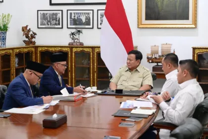 Wakil Menteri Haji dan Umrah, Dahnil Anzar Simanjuntak melaporkan perkembangan tata kelola haji kepada Presiden Prabowo di Kompleks Istana Kepresidenan Jakarta.(Foto: BPMI Setpres)