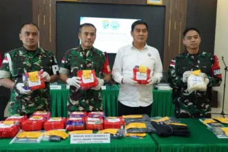 Prajurit TNI mengamankan barang bukti sabu dengan total berat mencapai lebih dari 16,4 kilogram.(Foto: tni.mil.id)