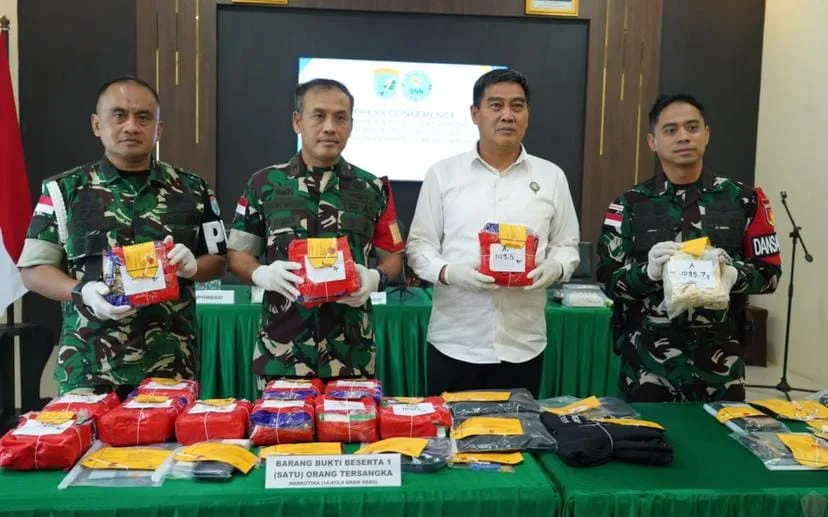 Prajurit TNI mengamankan barang bukti sabu dengan total berat mencapai lebih dari 16,4 kilogram.(Foto: tni.mil.id)