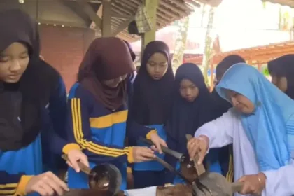 Proses pembuatan Gula Kelapa atau Gula Merah di Wisata Pereng Cilongok, yang diikuti siswa-siswi. (Foto: TikTok @wisatapereng.cilongok)