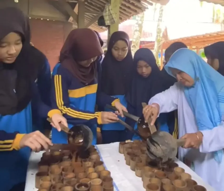 Proses pembuatan Gula Kelapa atau Gula Merah di Wisata Pereng Cilongok, yang diikuti siswa-siswi. (Foto: TikTok @wisatapereng.cilongok)