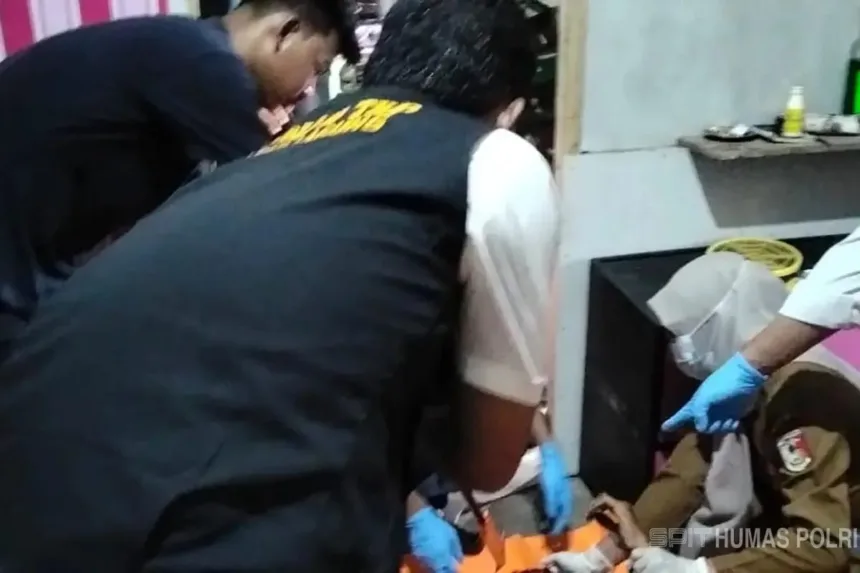 Petugas sedang melakulan olah TKP kasus pembunuhan satu keluarga di Kampung Purwa Jaya, Kecamatan Banjar Margo, Kabupaten Tulang Bawang, Lampung.(Foto: mediahub.polri.go.id)